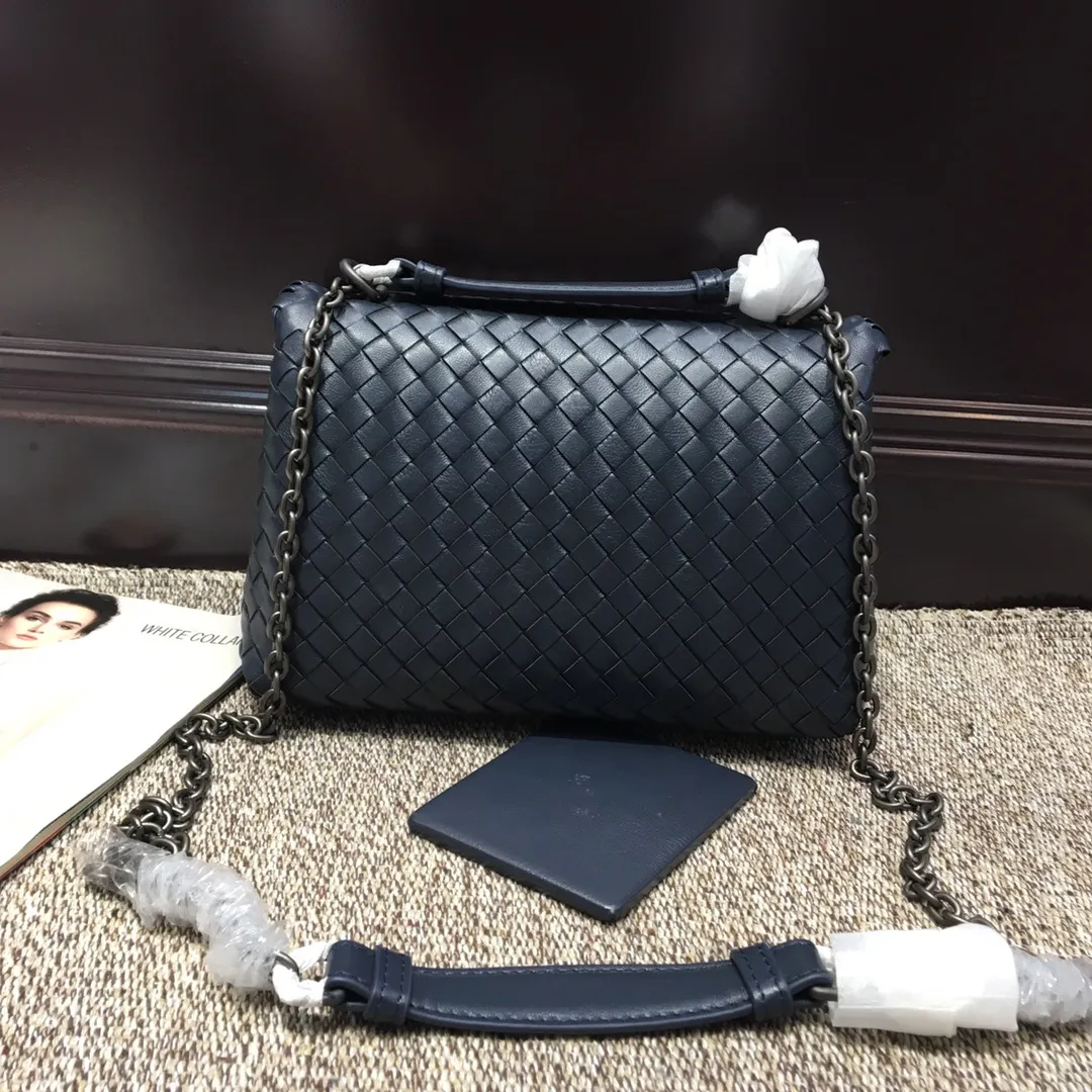 Original quality👉🏻Size 1099 Small🔥🔥Mini version of the classic Olimpia handbag, all made of Intrecciato soft sheepskin. The long Brunito polished chain adjustable strap can be doubled in length and can be used as a shoulder bag, which is both elegant and practical. The interior is lined with pigskin, and the space is separated by zippers for easy storage and organization. Built-in vanity mirror. size: 22*8*15 tourmaline blue
